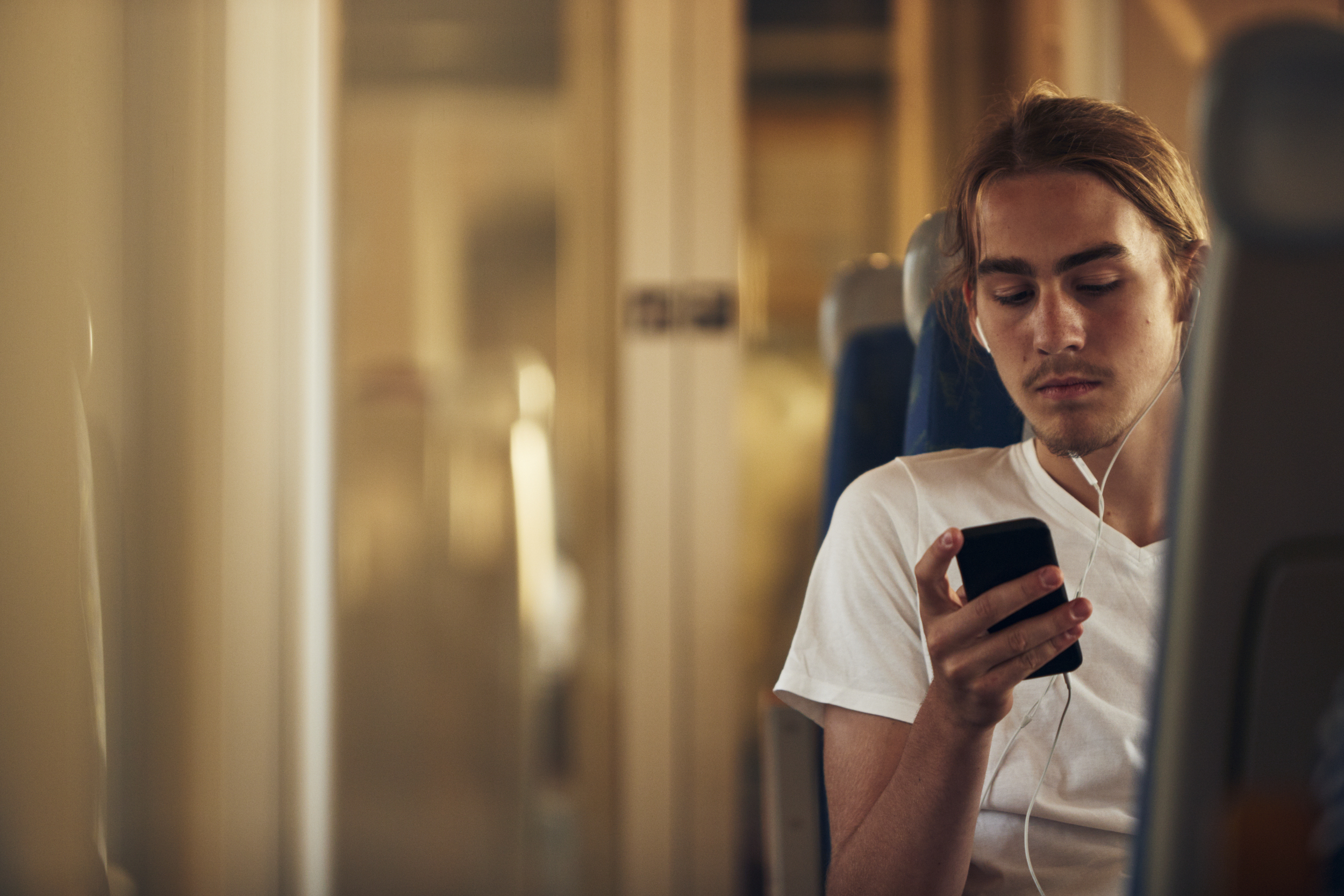 Bild på ung person som tittar i sin telefon